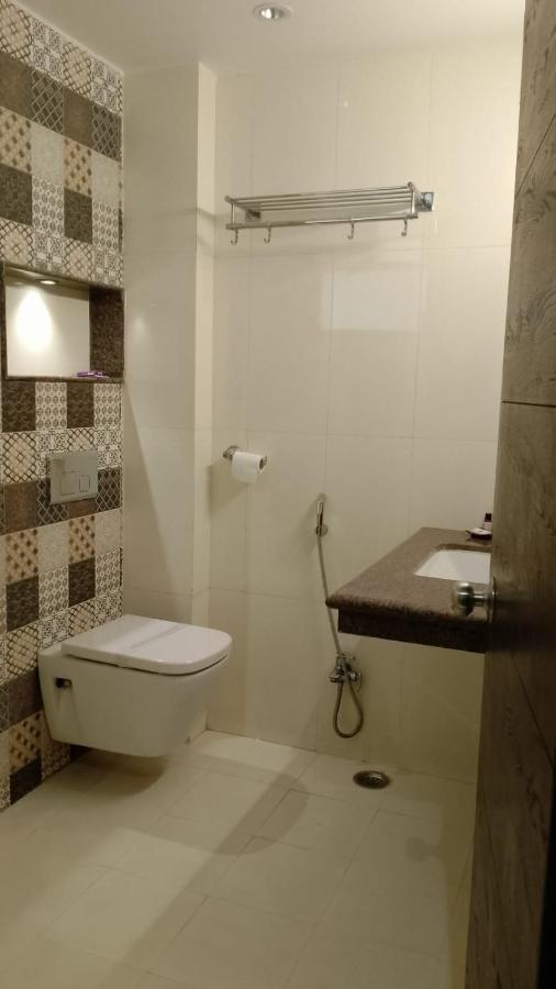 Hotel Solitaire Chinhat Exterior foto