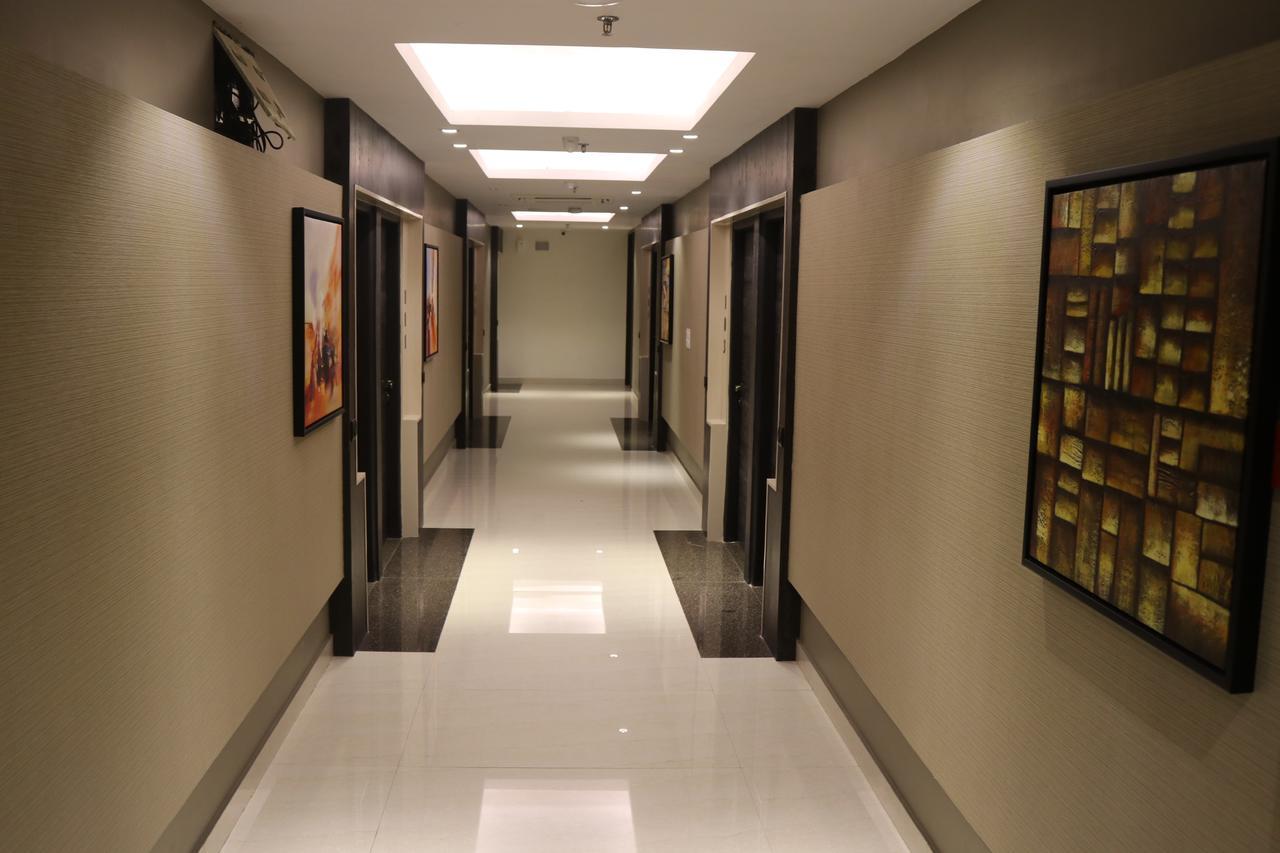 Hotel Solitaire Chinhat Exterior foto